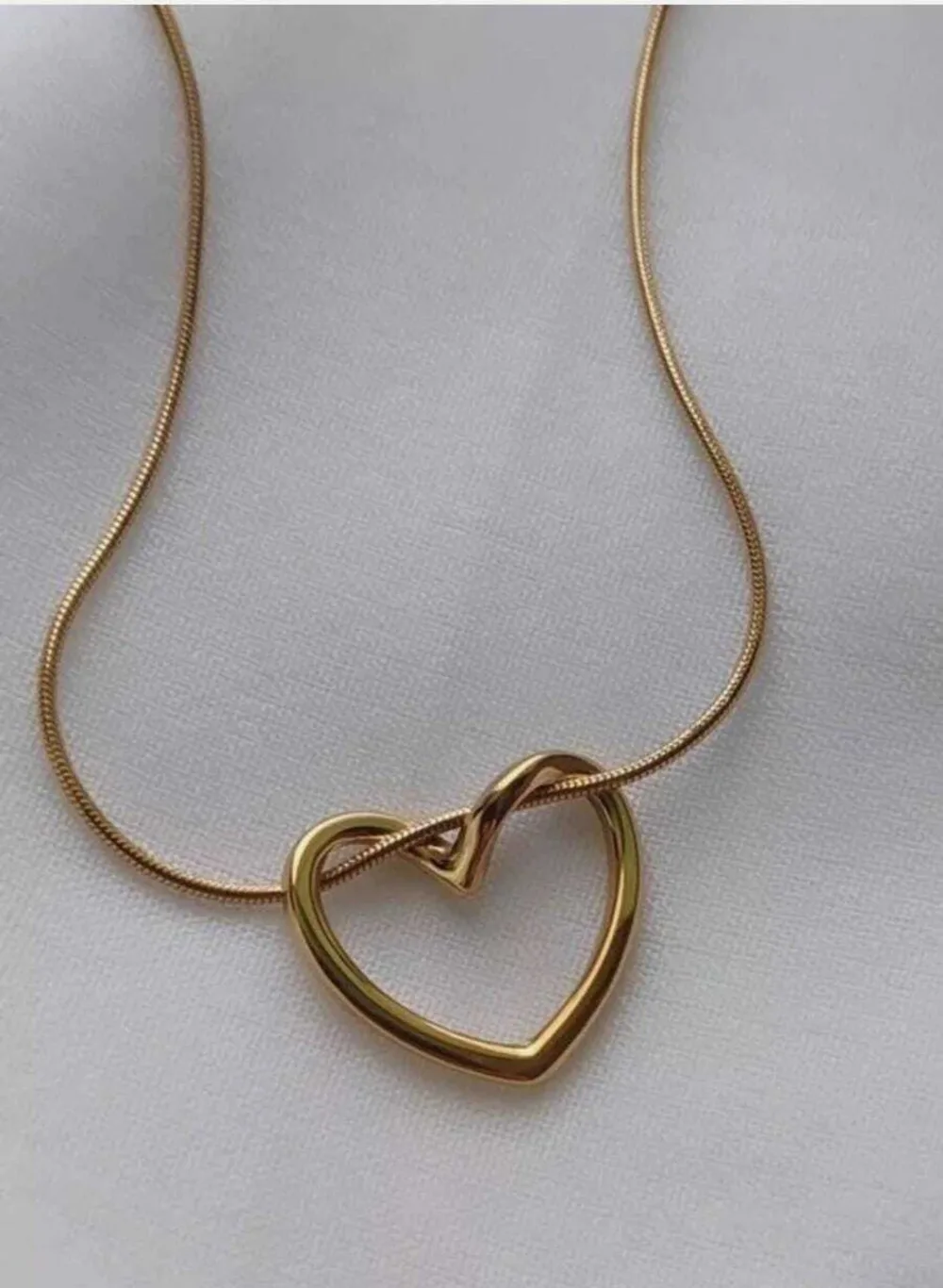 Minimalist Hollow Butterfly Pendant Sleek Snake Chain Necklace Gold-plated Plated Alloy Necklace photo 3